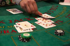 Meja casino dengan chip dan kartu siap digunakan dalam permainan live dealer