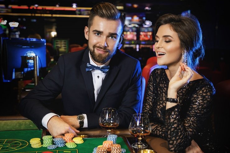 Pengguna mobile menikmati hiburan sportsbook and casino dengan antarmuka superhoki88 di smartphone